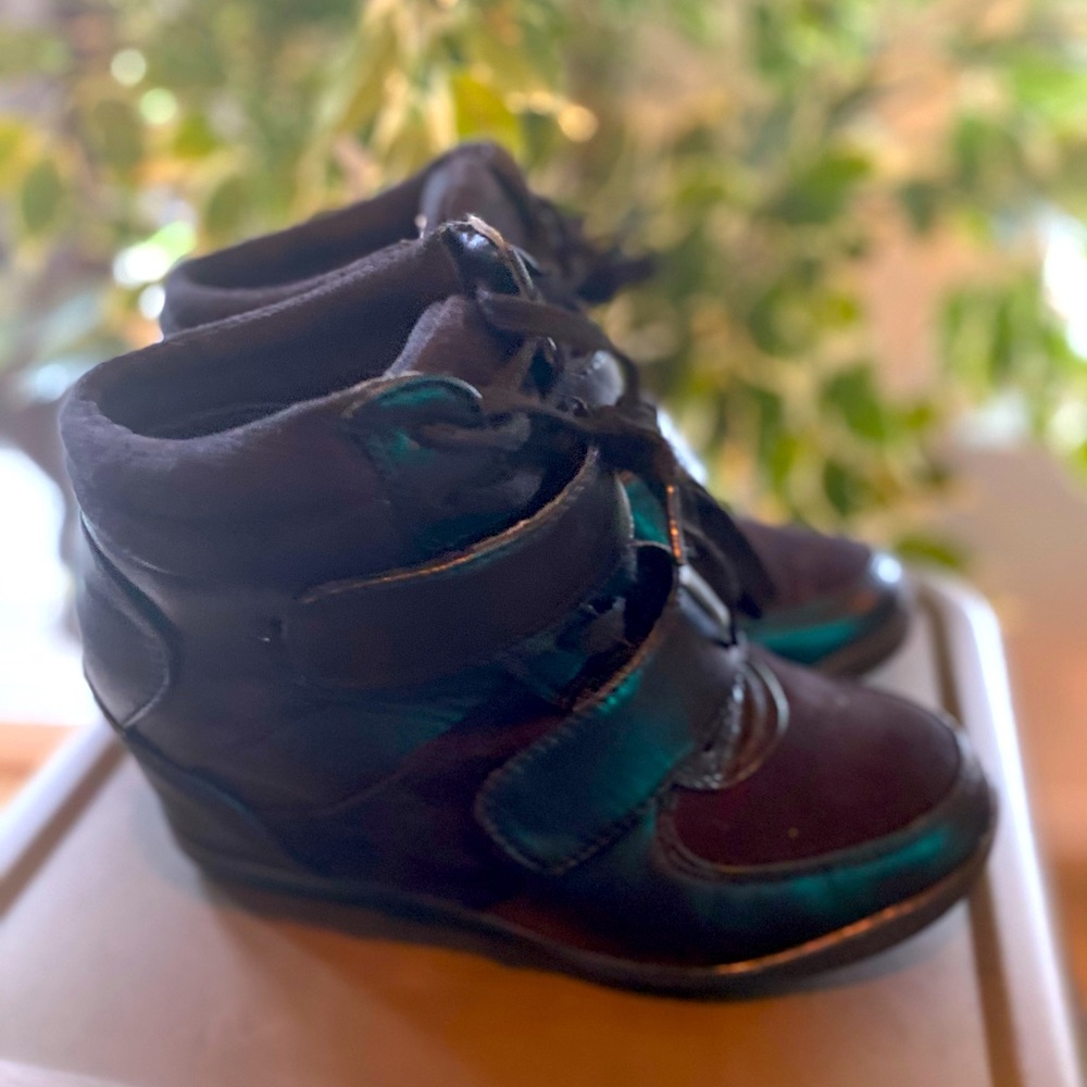 Wedge sneakers